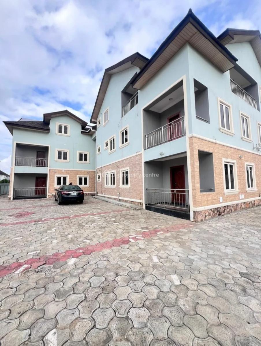 Well-finished 2 Bedroom En-suite Flat with an Enclosed Fitted Kitchen/, Lekki Phase 1, Lekki, Lagos, Flat / Apartment for Rent