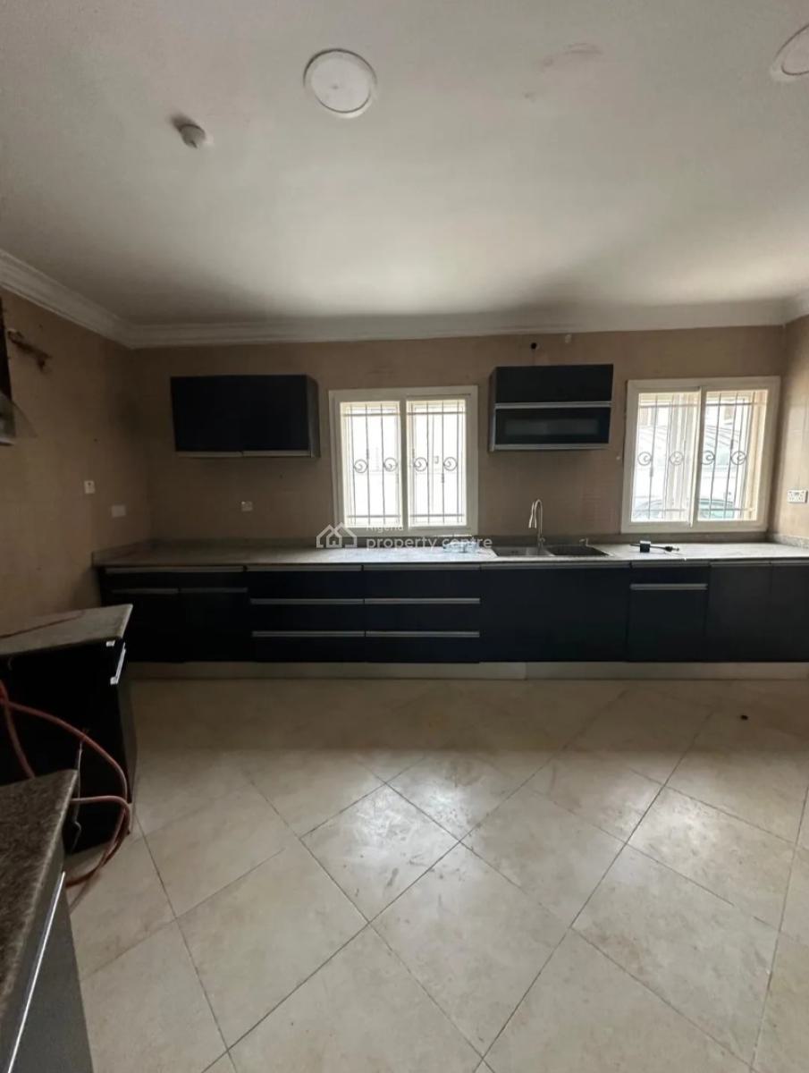 Well-finished 2 Bedroom En-suite Flat with an Enclosed Fitted Kitchen/, Lekki Phase 1, Lekki, Lagos, Flat / Apartment for Rent