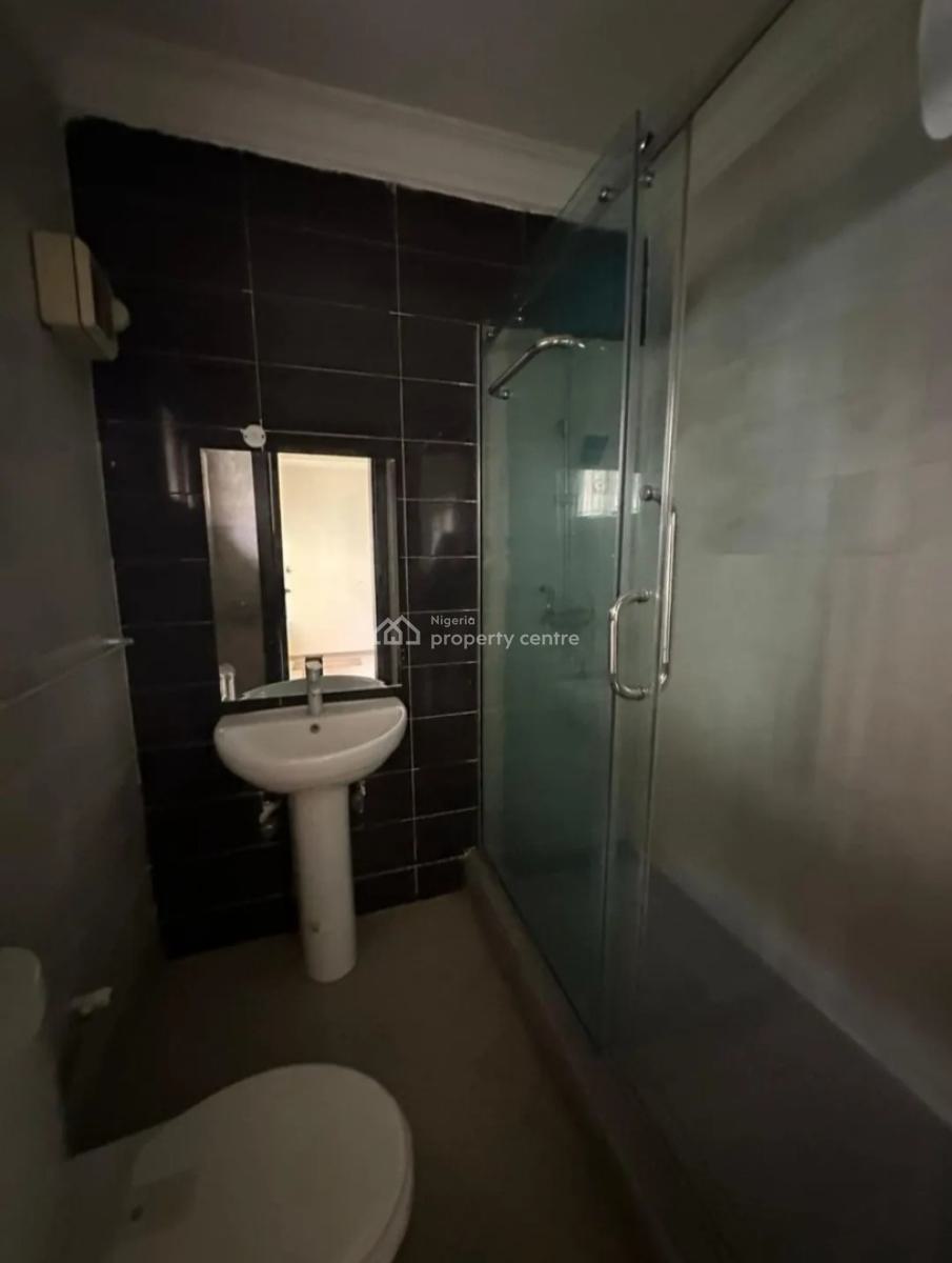 Well-finished 2 Bedroom En-suite Flat with an Enclosed Fitted Kitchen/, Lekki Phase 1, Lekki, Lagos, Flat / Apartment for Rent
