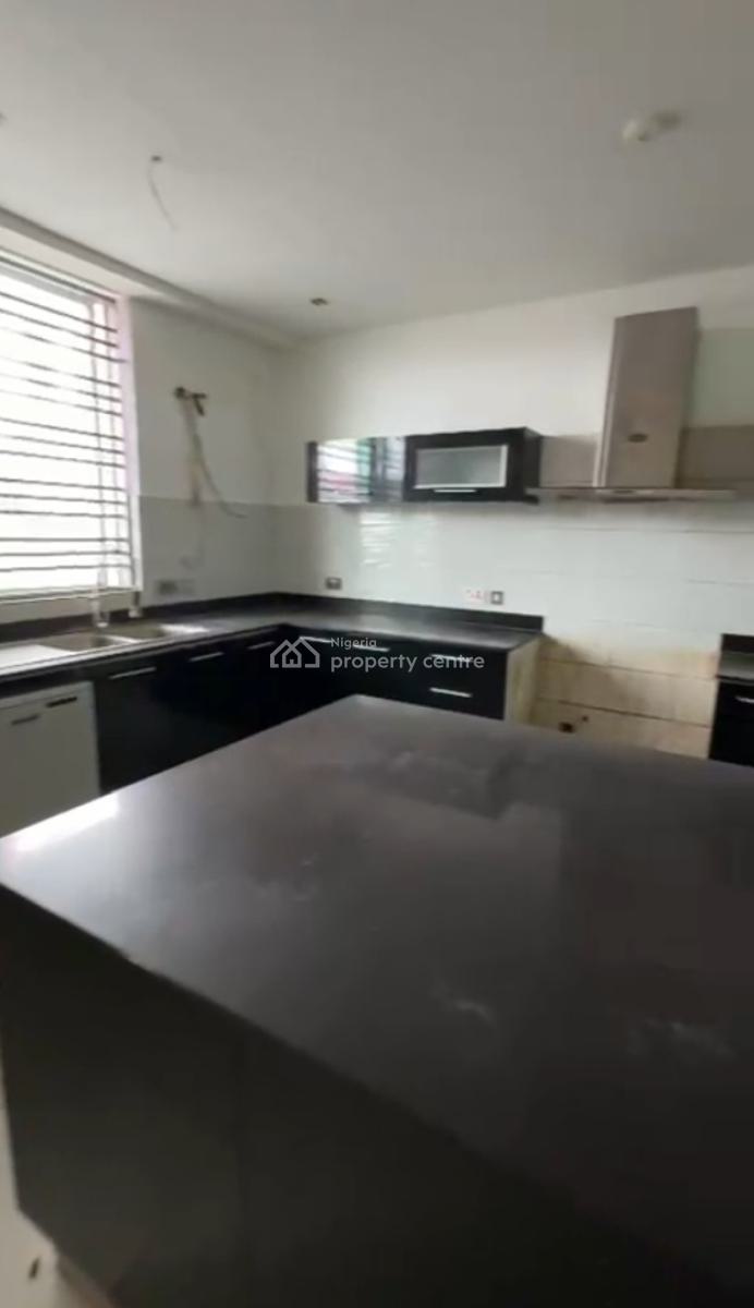 Distress 5 Bedrooms Semi-detached Duplex with 2 Boyz Quarter, Richmond Estate, Ikate, Lekki, Lagos, Semi-detached Duplex for Sale