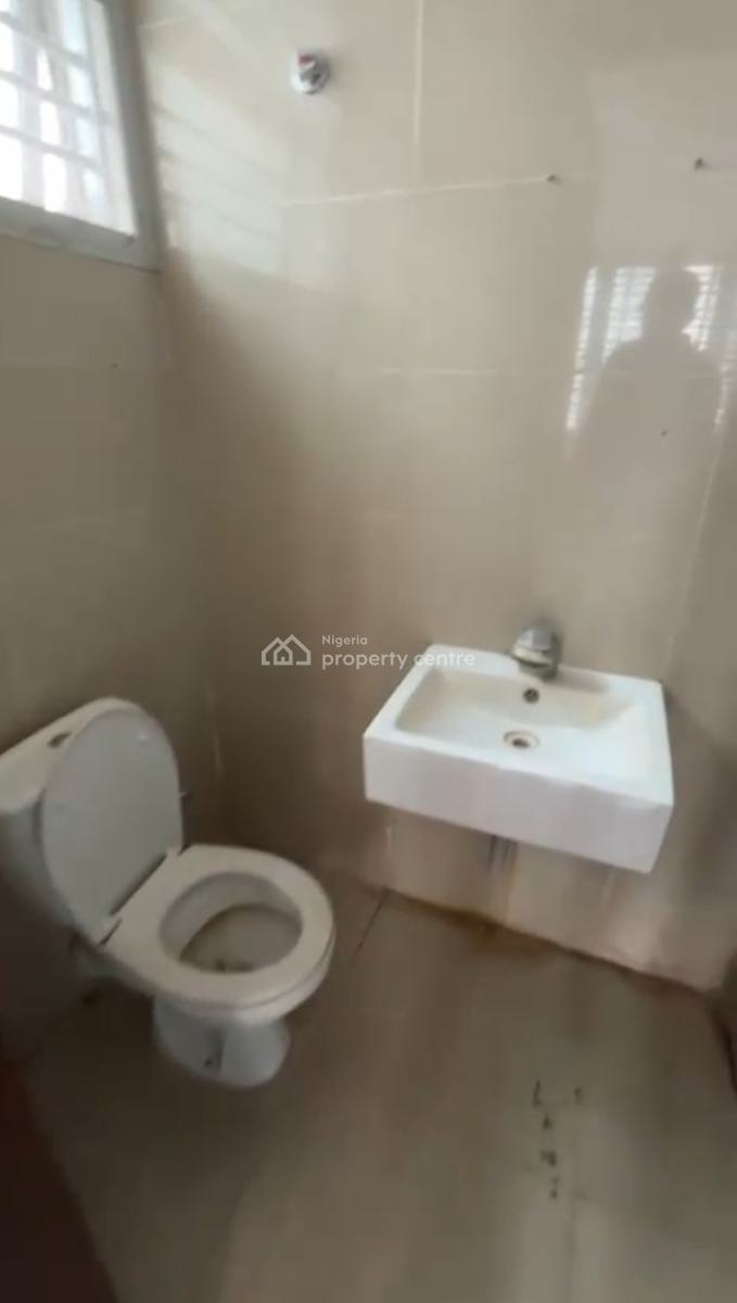 Distress 5 Bedrooms Semi-detached Duplex with 2 Boyz Quarter, Richmond Estate, Ikate, Lekki, Lagos, Semi-detached Duplex for Sale