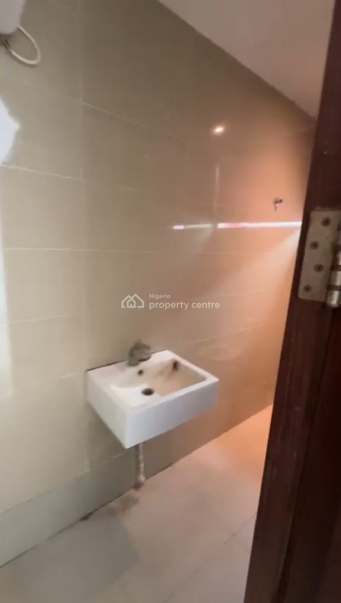 Distress 5 Bedrooms Semi-detached Duplex with 2 Boyz Quarter, Richmond Estate, Ikate, Lekki, Lagos, Semi-detached Duplex for Sale