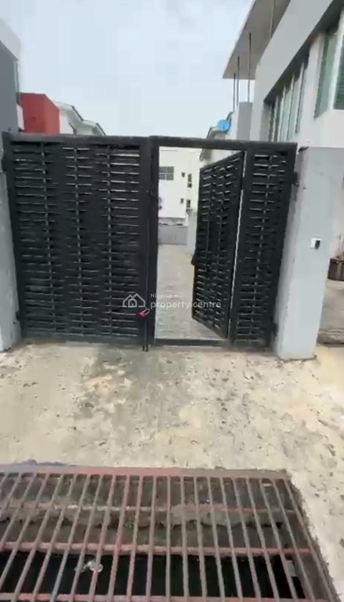 Distress 5 Bedrooms Semi-detached Duplex with 2 Boyz Quarter, Richmond Estate, Ikate, Lekki, Lagos, Semi-detached Duplex for Sale