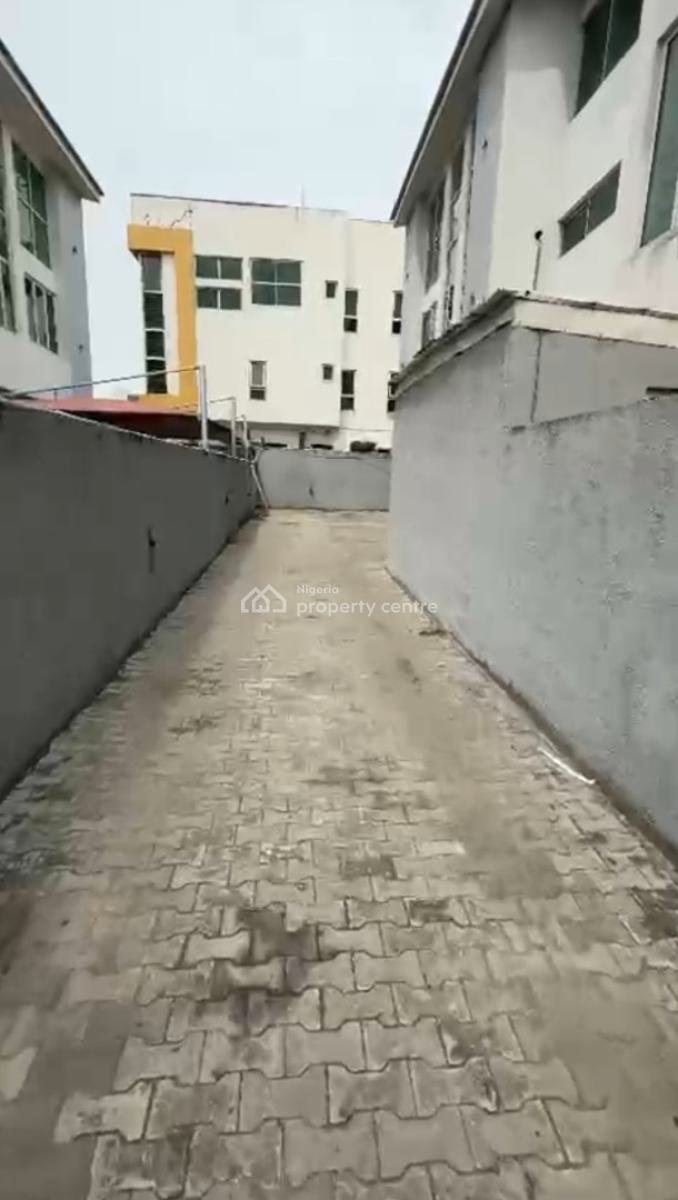 Distress 5 Bedrooms Semi-detached Duplex with 2 Boyz Quarter, Richmond Estate, Ikate, Lekki, Lagos, Semi-detached Duplex for Sale