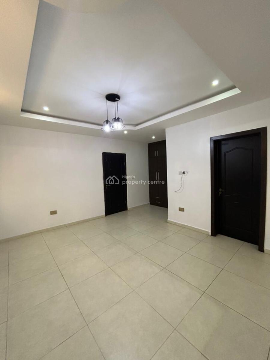 Well Maintained Four (4) Bedroom Mansionnaite with a Room Bq, Off Platinum Way, Ikate, Lekki, Lagos, Flat / Apartment for Rent