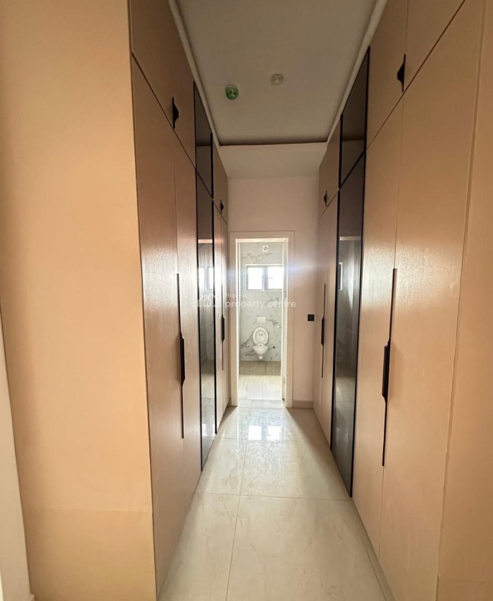 Serviced with 24/7 Power Supply 3 Bedroom En-suite Flat with an Enclos, Victoria Island (vi), Lagos, Flat / Apartment for Rent