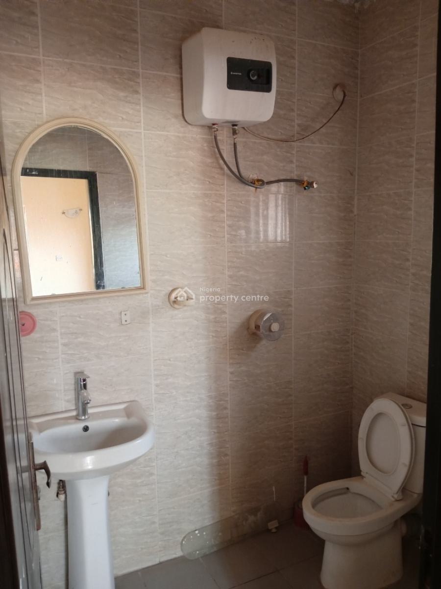 a Well Renovated 2bedroom at New Site Estate, New Site Estate Lugbe Fha, Fha (f.h.a), Lugbe District, Abuja, Flat / Apartment for Rent