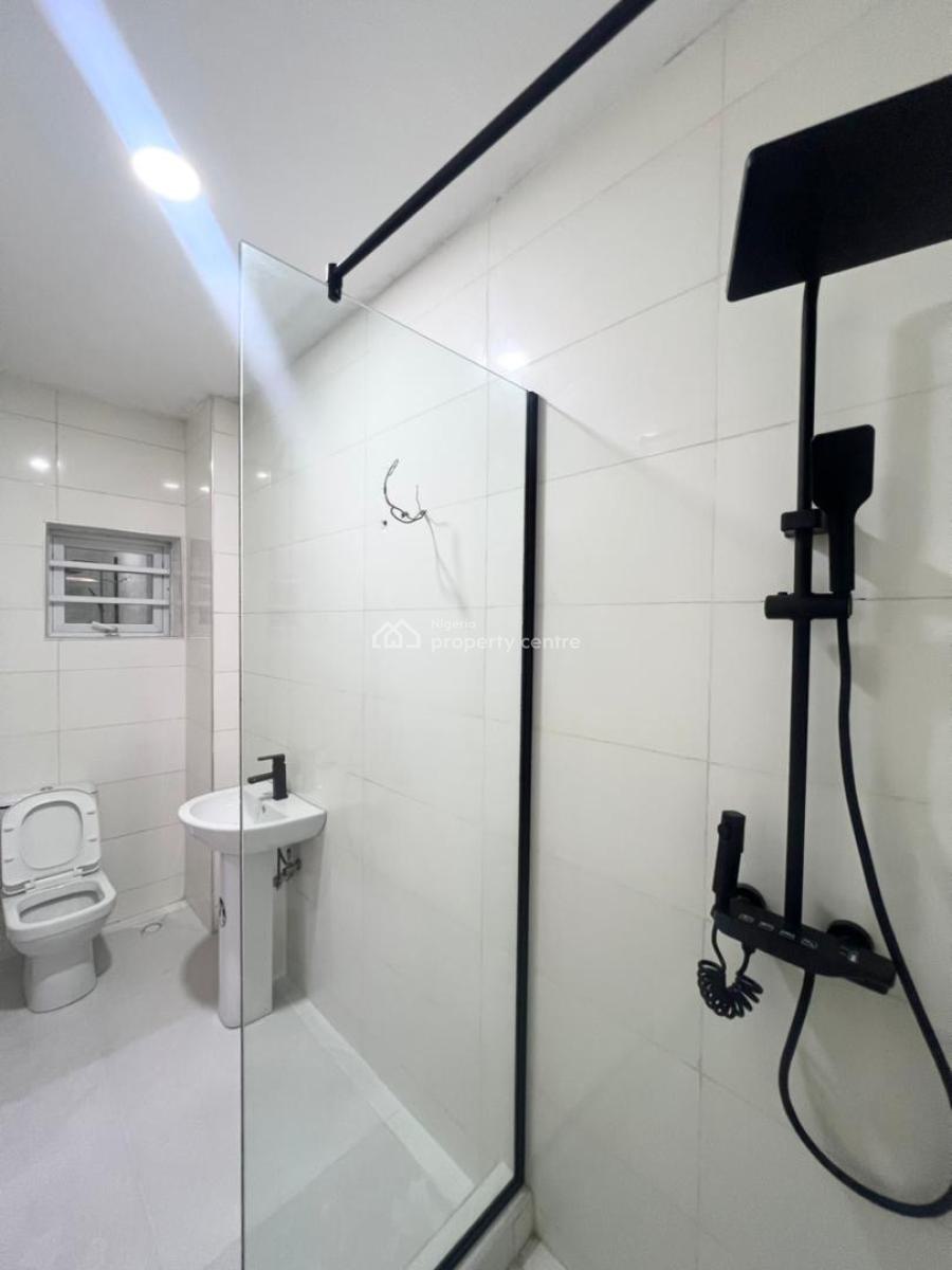 Lovely Spacious 2 Bedroom Apartment, Lekki Phase 1, Lekki, Lagos, Flat / Apartment for Sale