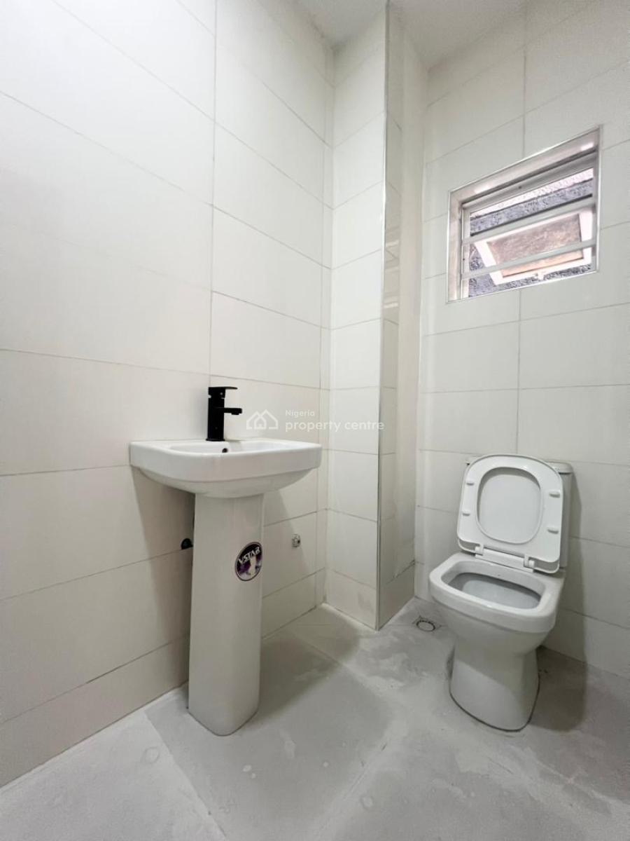 Lovely Spacious 2 Bedroom Apartment, Lekki Phase 1, Lekki, Lagos, Flat / Apartment for Sale