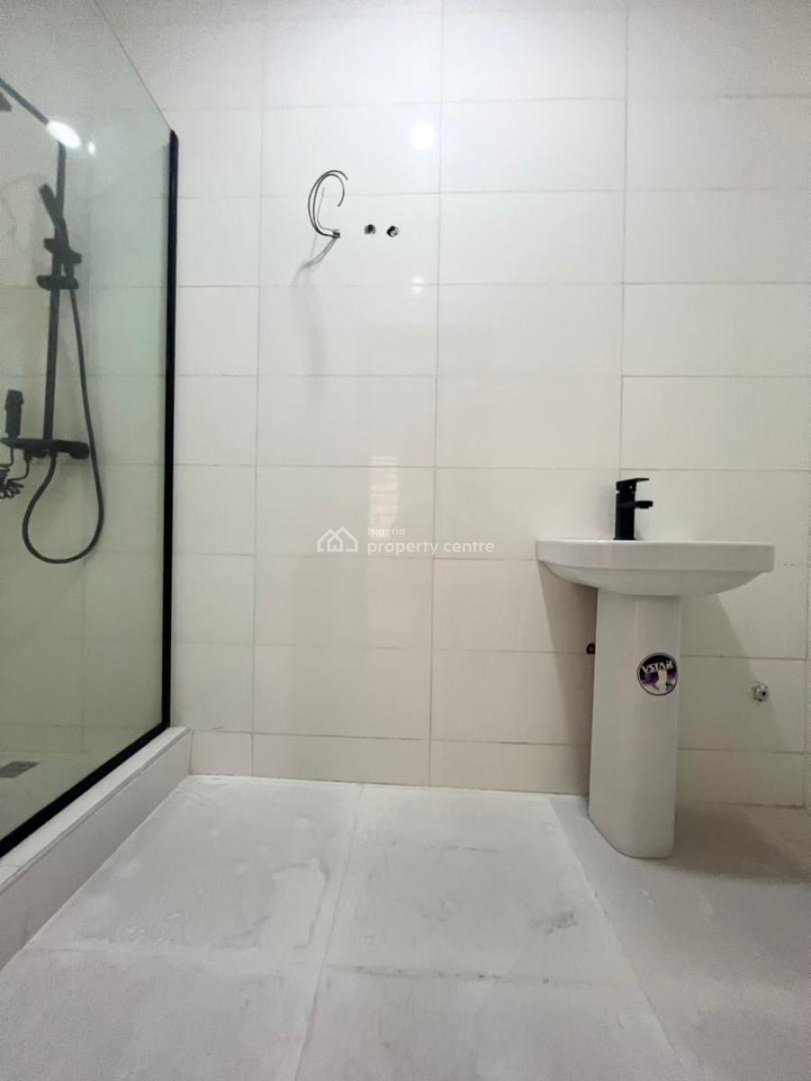 Lovely Spacious 2 Bedroom Apartment, Lekki Phase 1, Lekki, Lagos, Flat / Apartment for Sale