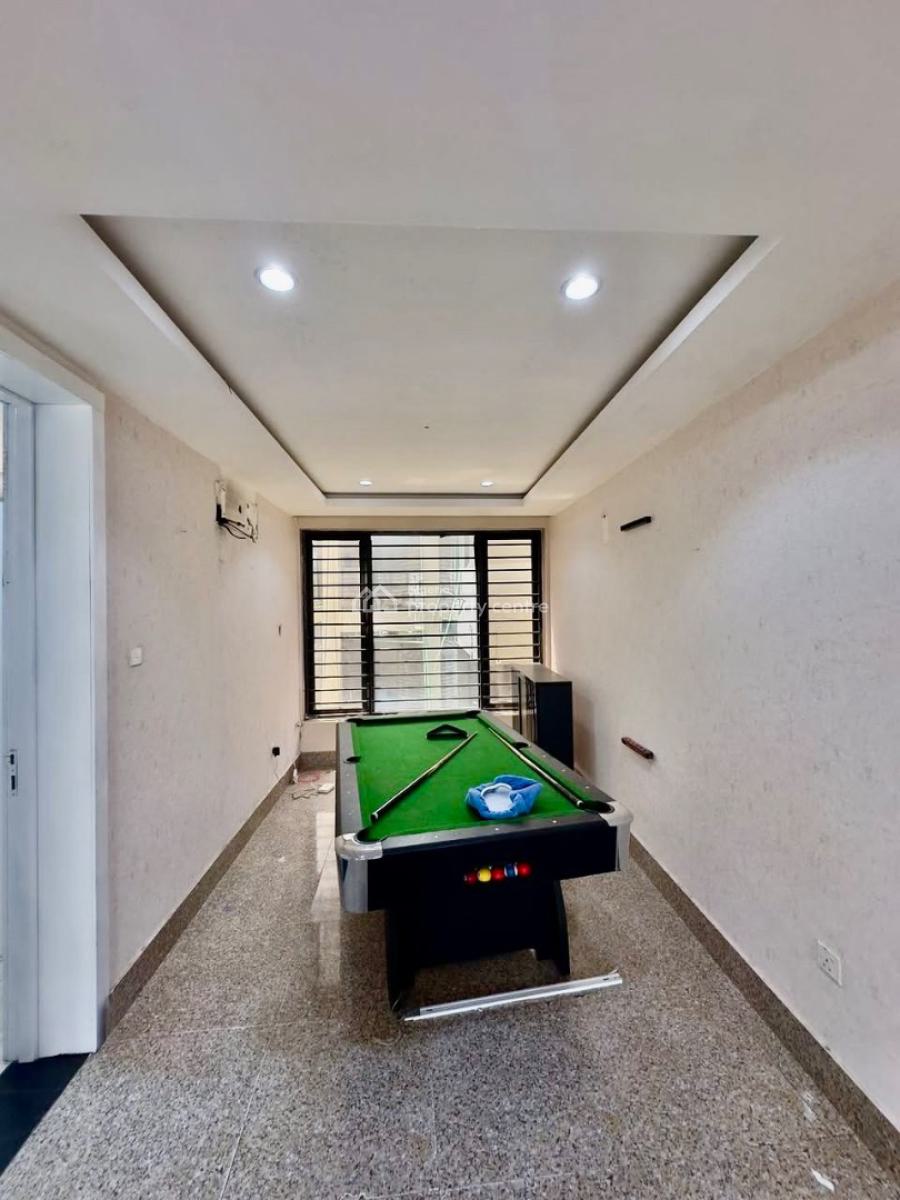 Spacious and Luxurious with a B Q, Lekki Phase 1, Lekki, Lagos, Flat / Apartment for Rent