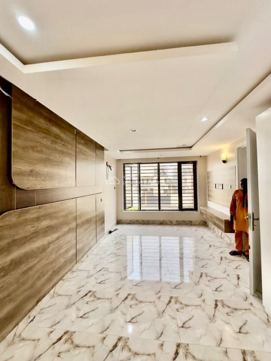 Spacious and Luxurious with a B Q, Lekki Phase 1, Lekki, Lagos, Flat / Apartment for Rent