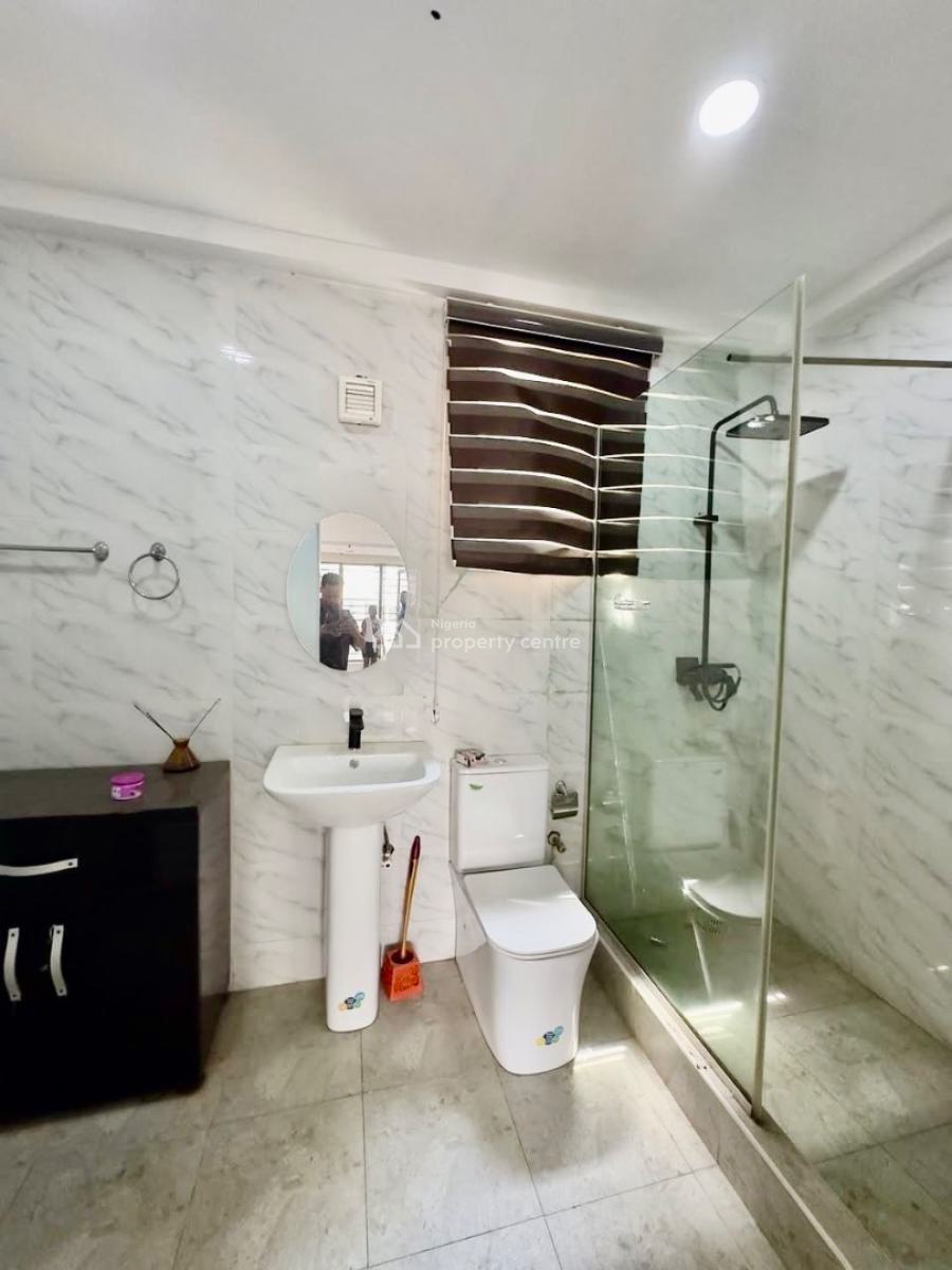 Spacious and Luxurious with a B Q, Lekki Phase 1, Lekki, Lagos, Flat / Apartment for Rent