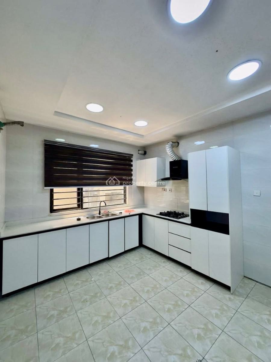 Spacious and Luxurious with a B Q, Lekki Phase 1, Lekki, Lagos, Flat / Apartment for Rent