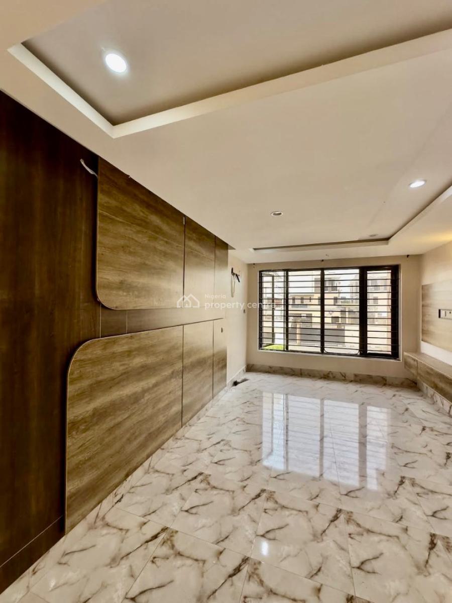 Spacious and Luxurious with a B Q, Lekki Phase 1, Lekki, Lagos, Flat / Apartment for Rent