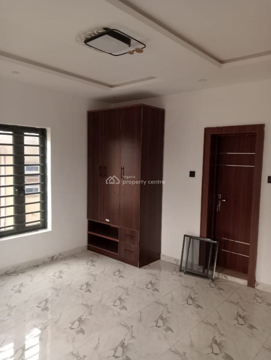 Top Notch 2 Bedroom Flat All Rooms En-suite Upstairs, Olowora, Magodo, Lagos, Flat / Apartment for Rent