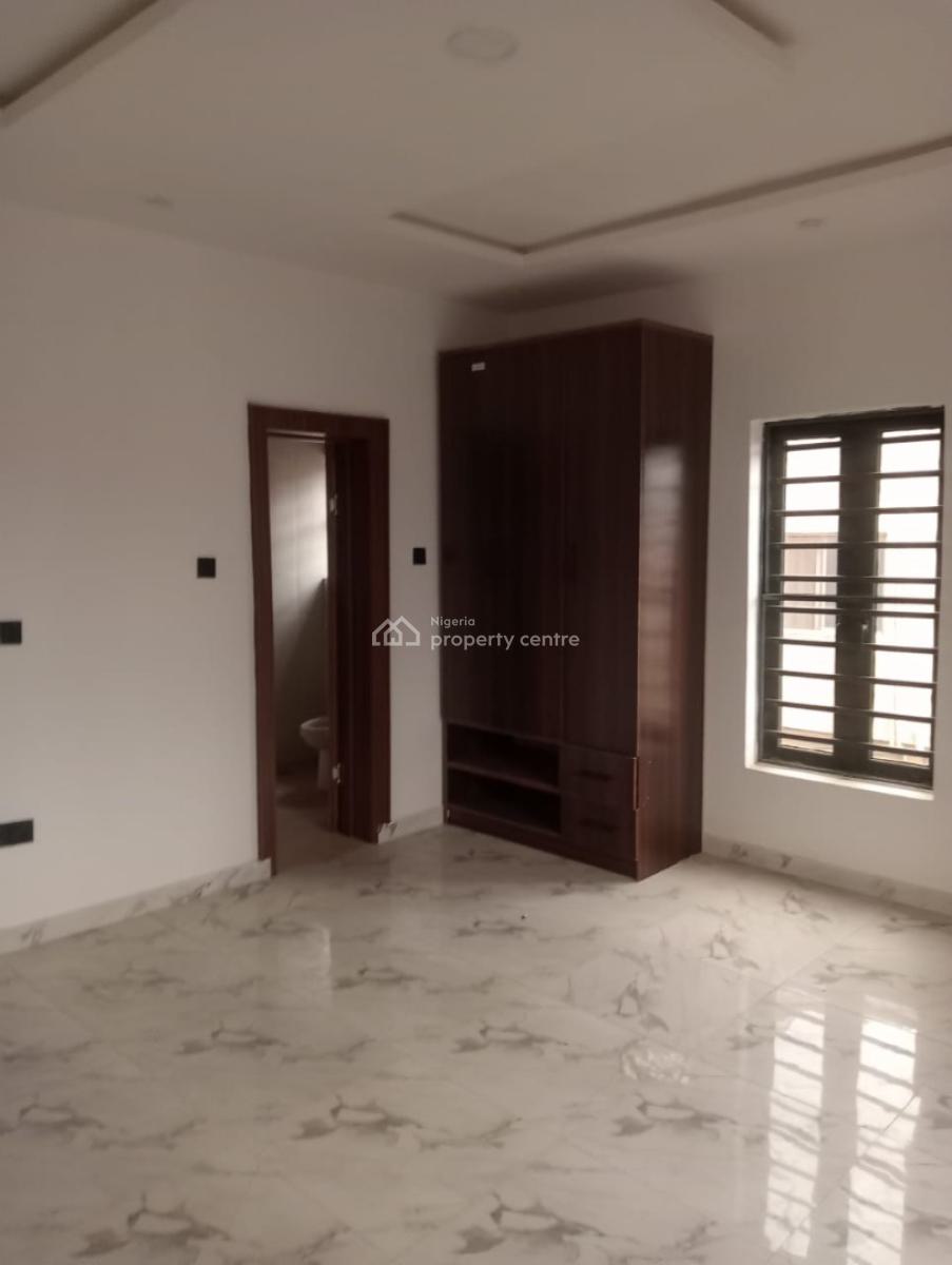 Top Notch 2 Bedroom Flat All Rooms En-suite Upstairs, Olowora, Magodo, Lagos, Flat / Apartment for Rent