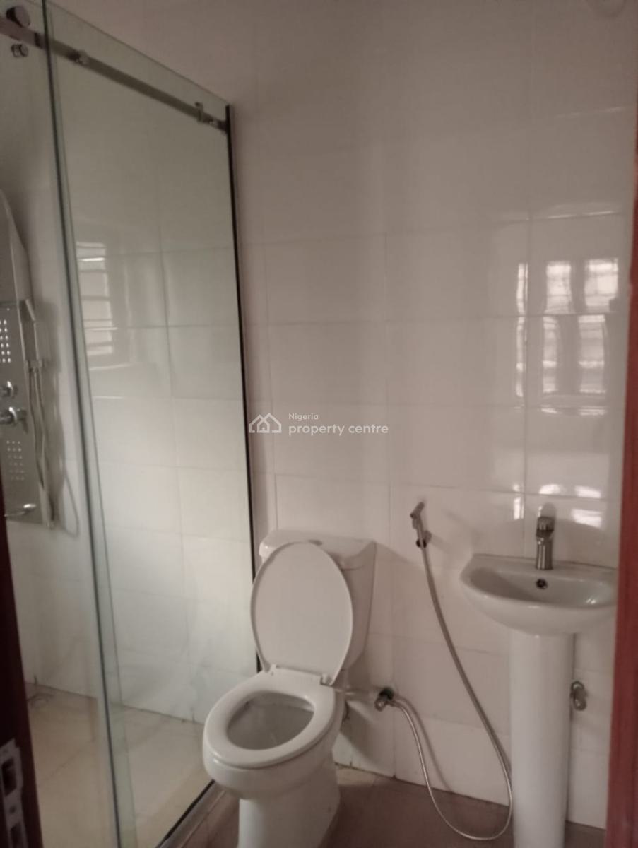 Top Notch 2 Bedroom Flat All Rooms En-suite Upstairs, Olowora, Magodo, Lagos, Flat / Apartment for Rent