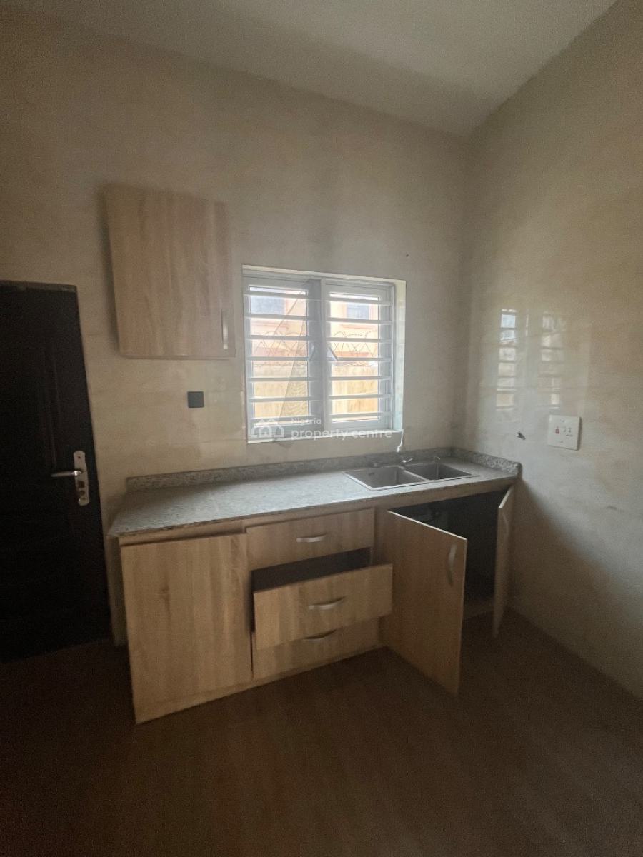 Luxury Clean 3 Bedroom Flat Upstairs, Mobil Road Ilaje, Ajah, Lagos, Flat / Apartment for Rent