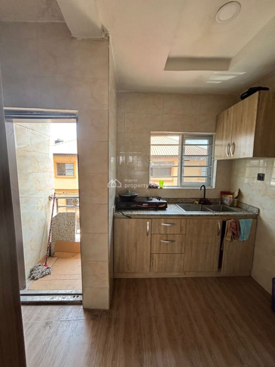 Luxury Clean 3 Bedroom Flat Upstairs, Mobil Road Ilaje, Ajah, Lagos, Flat / Apartment for Rent