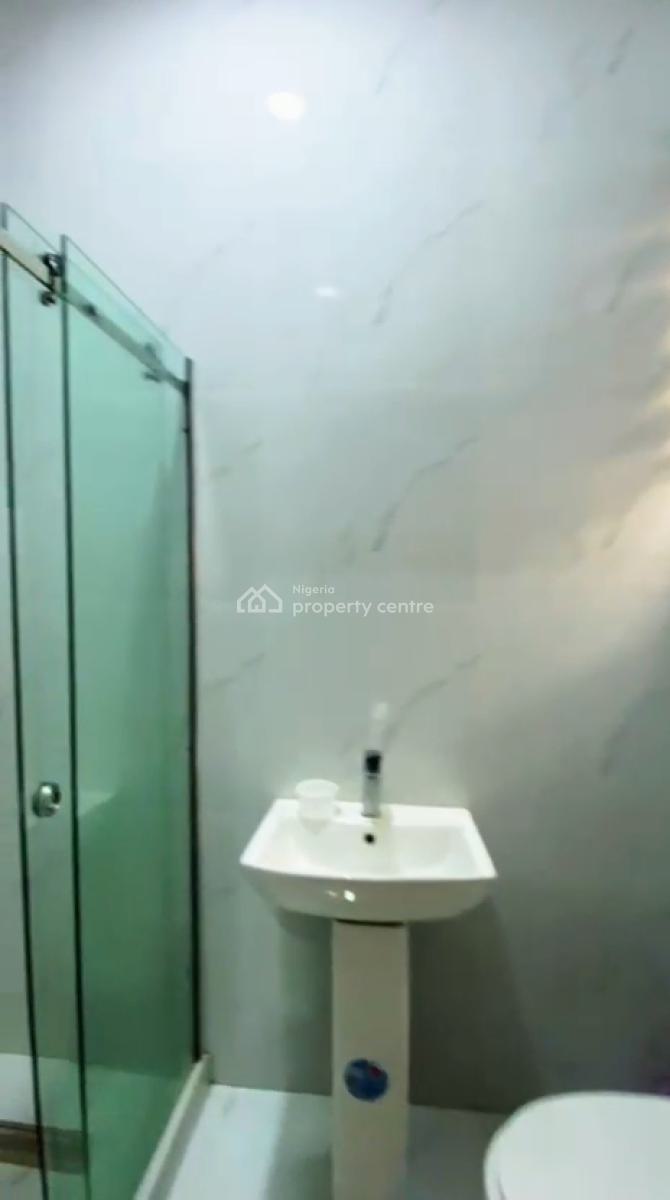 5 Rooms Functioning Hotel, Omole Phase 1, Ikeja, Lagos, Hotel / Guest House for Sale