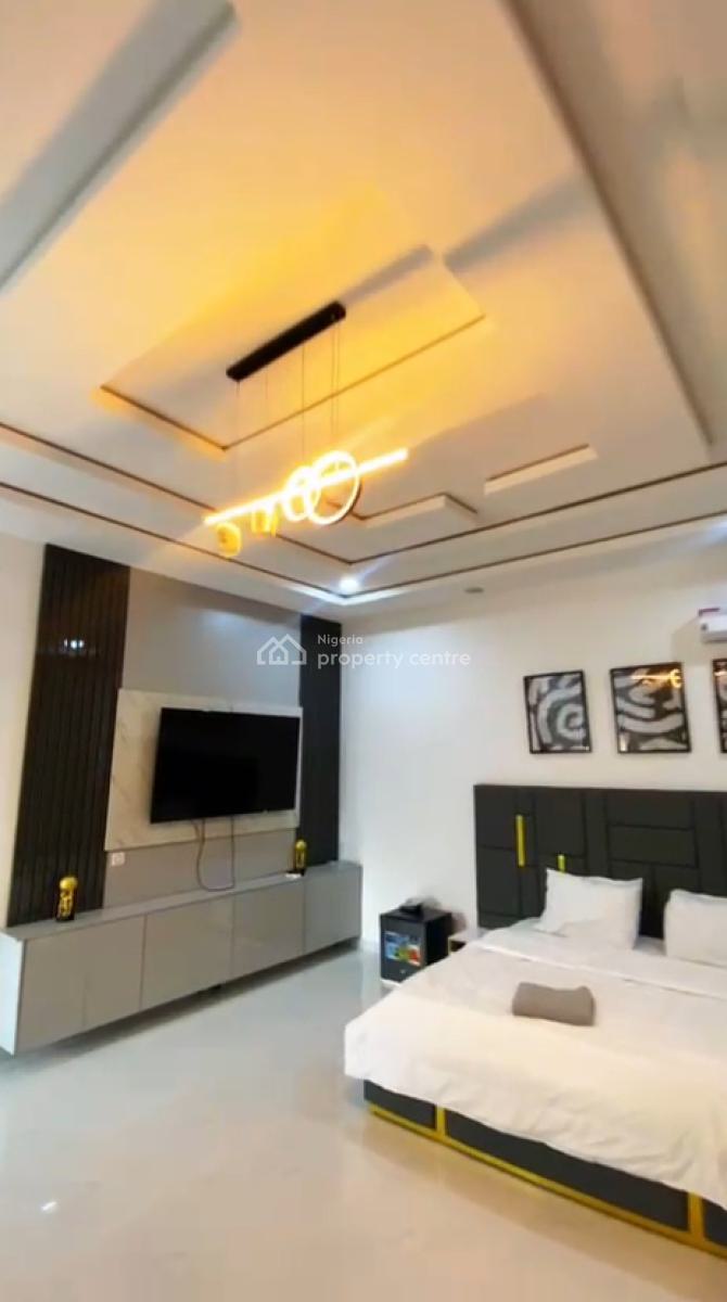 5 Rooms Functioning Hotel, Omole Phase 1, Ikeja, Lagos, Hotel / Guest House for Sale