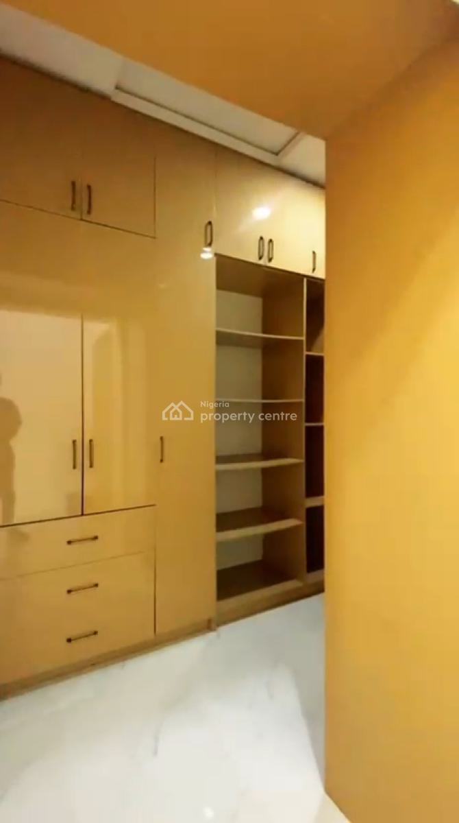 5 Rooms Functioning Hotel, Omole Phase 1, Ikeja, Lagos, Hotel / Guest House for Sale