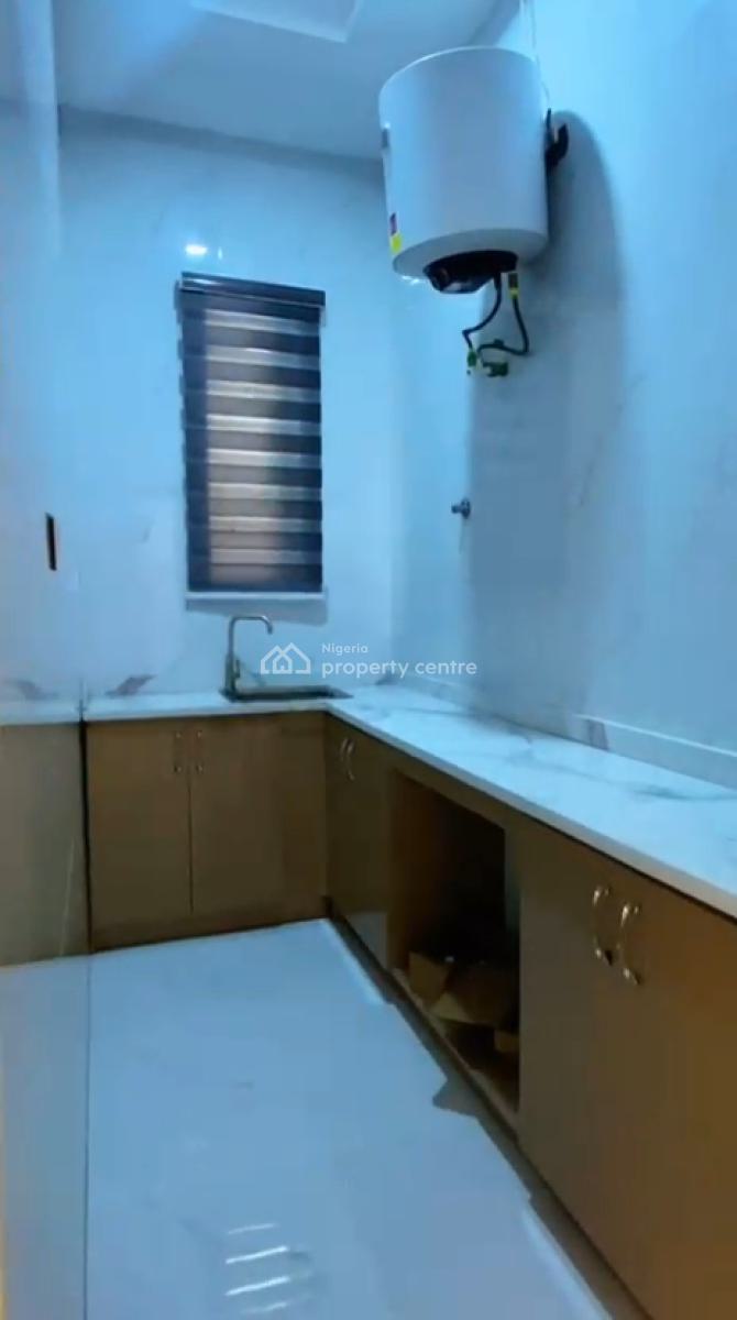 5 Rooms Functioning Hotel, Omole Phase 1, Ikeja, Lagos, Hotel / Guest House for Sale