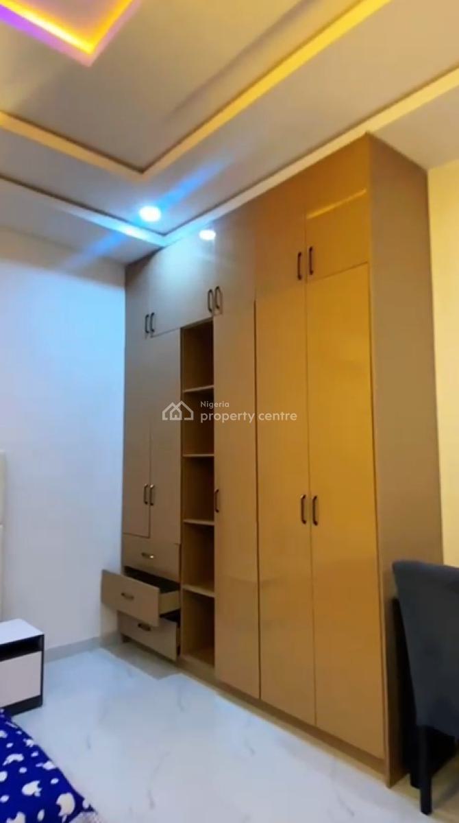 5 Rooms Functioning Hotel, Omole Phase 1, Ikeja, Lagos, Hotel / Guest House for Sale