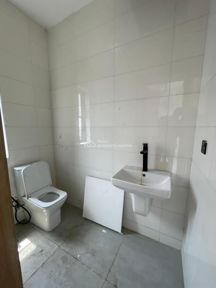 Spacious  2 Bedroom Apartment with Gym & Swimming Pool, Lekki Phase 1, Lekki, Lagos, Flat / Apartment for Sale