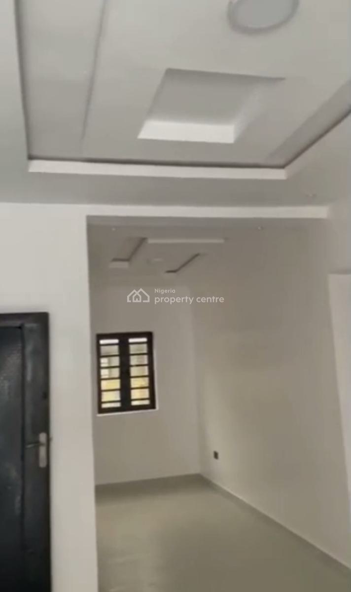 Standard Spacious Well Finished 2 Bedroom Apartment, Shomolu, Lagos, Flat / Apartment for Rent