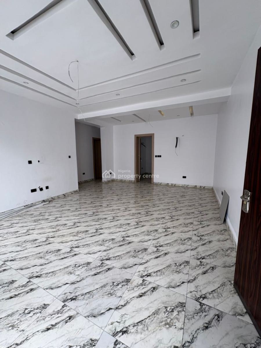 Well-renovated 3-bedroom Apartment with Laundry Room, Lekki, Lagos, Flat / Apartment for Sale