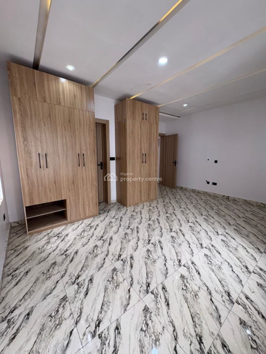 Well-renovated 3-bedroom Apartment with Laundry Room, Lekki, Lagos, Flat / Apartment for Sale