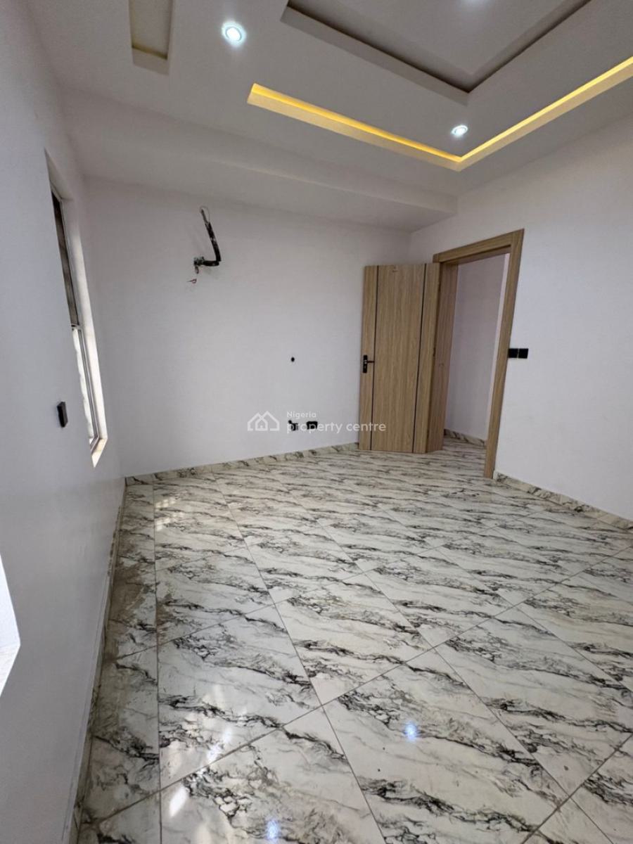 Well-renovated 3-bedroom Apartment with Laundry Room, Lekki, Lagos, Flat / Apartment for Sale