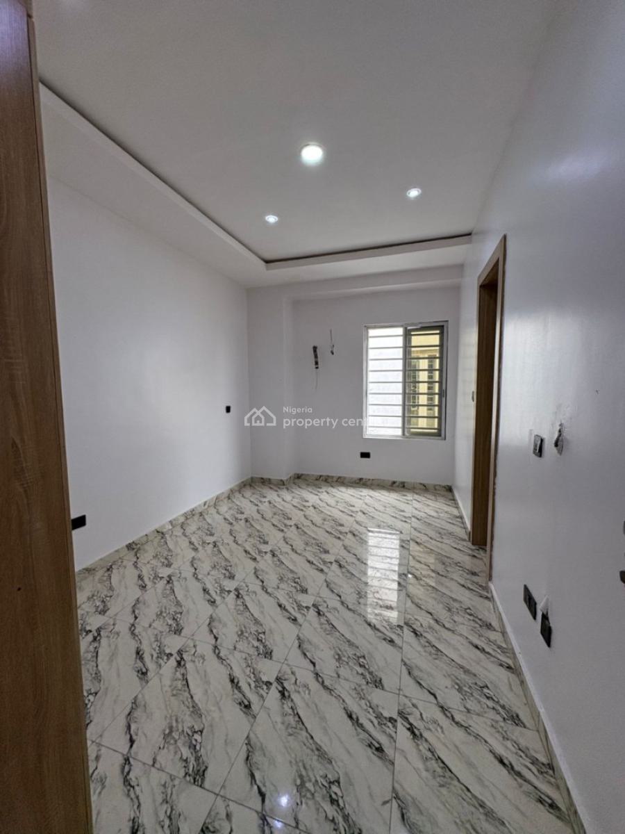 Well-renovated 3-bedroom Apartment with Laundry Room, Lekki, Lagos, Flat / Apartment for Sale