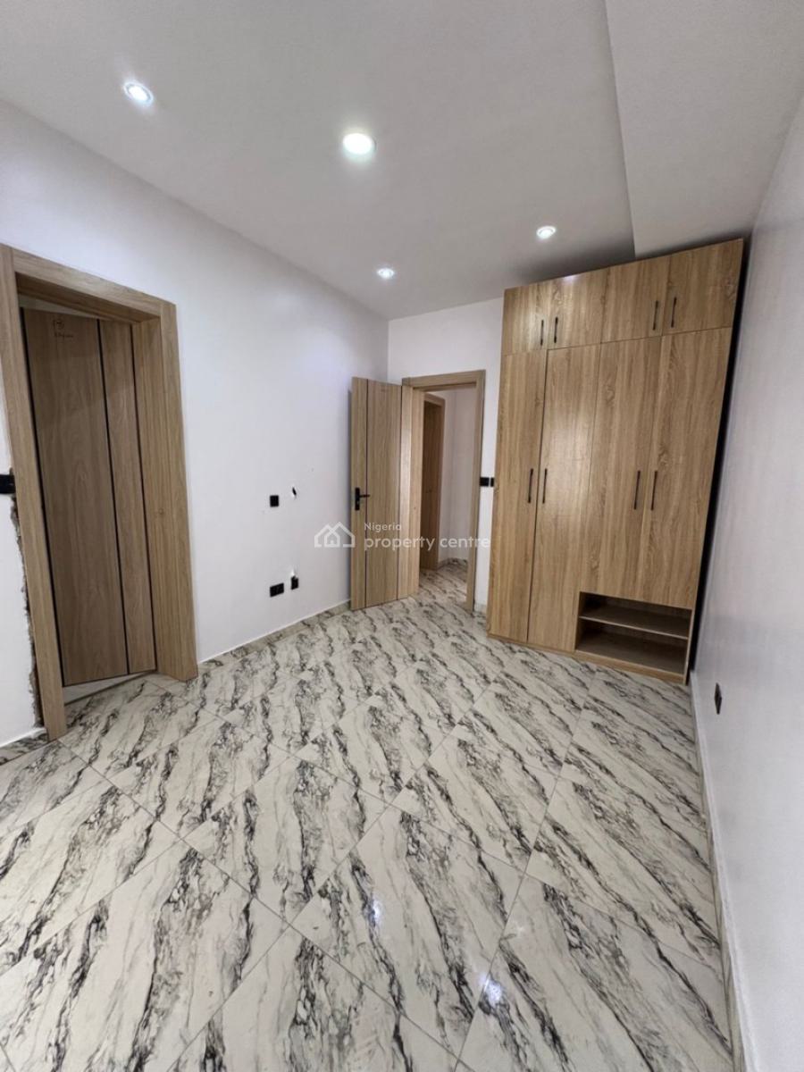 Well-renovated 3-bedroom Apartment with Laundry Room, Lekki, Lagos, Flat / Apartment for Sale