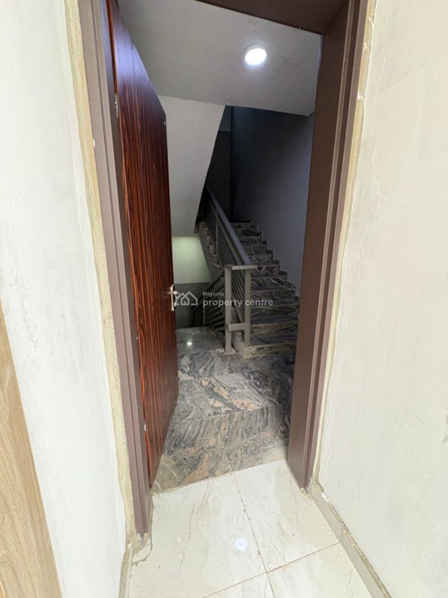 Well-renovated 3-bedroom Apartment with Laundry Room, Lekki, Lagos, Flat / Apartment for Sale