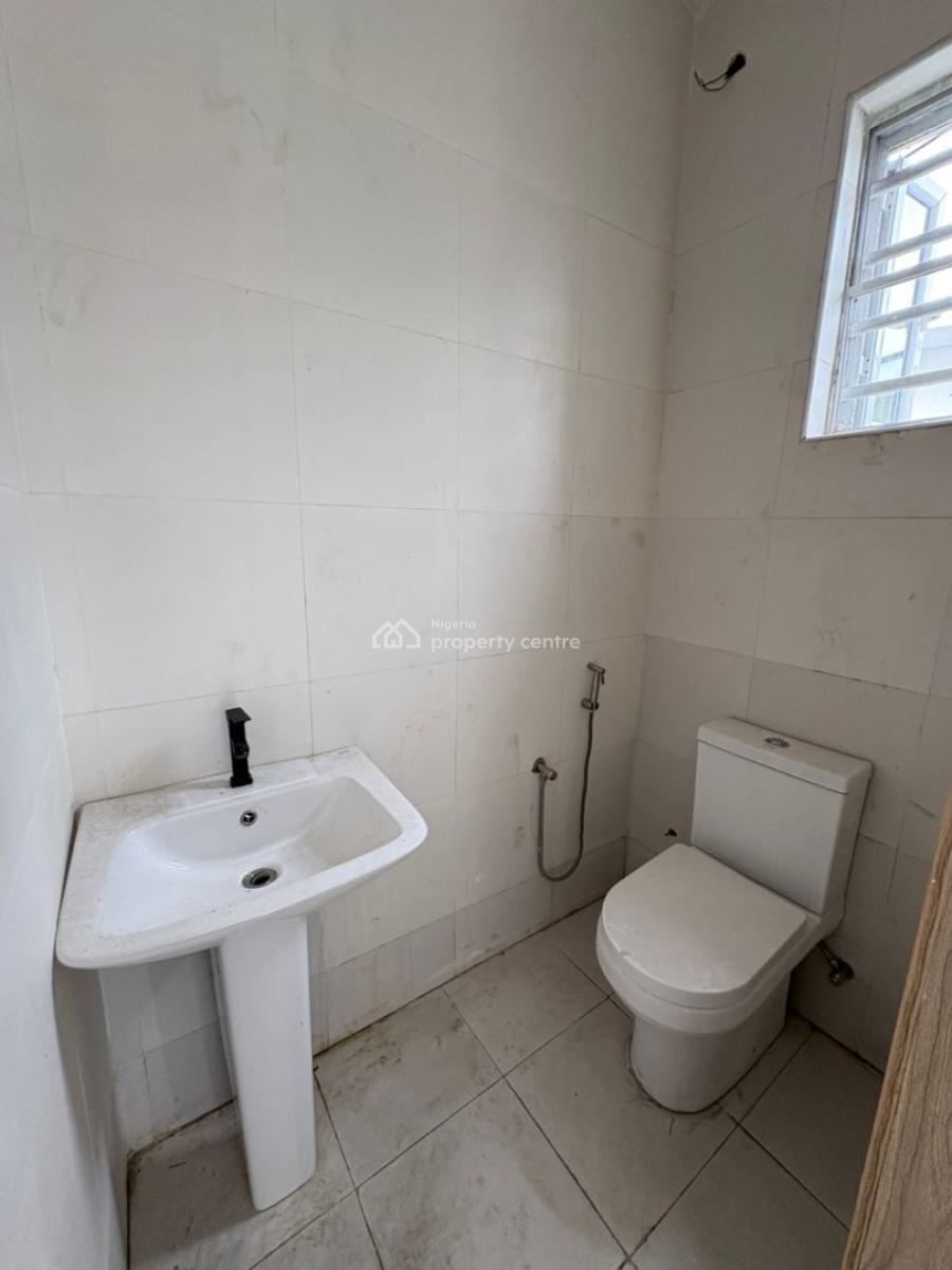 Well-renovated 3-bedroom Apartment with Laundry Room, Lekki, Lagos, Flat / Apartment for Sale