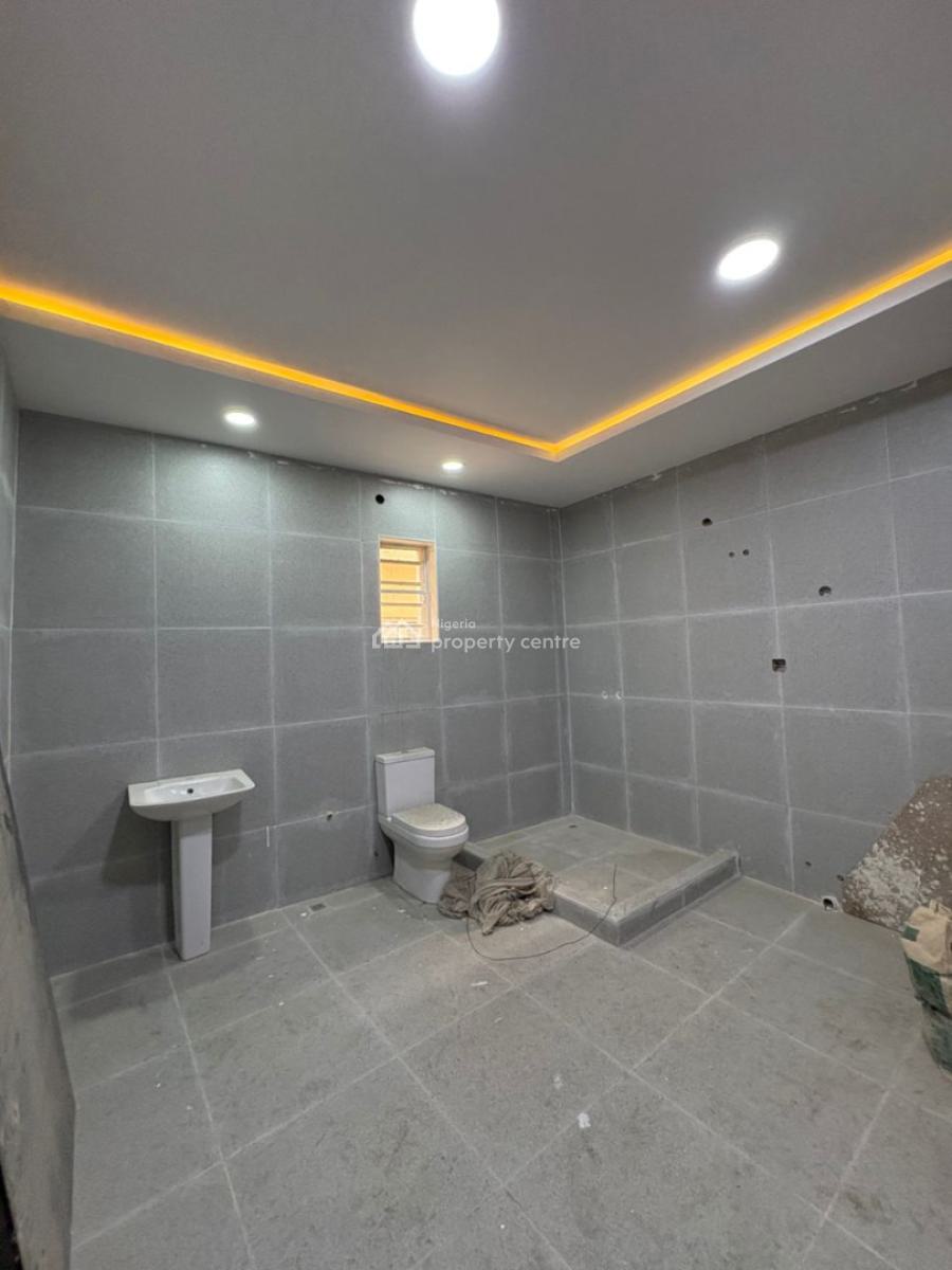 Well-renovated 3-bedroom Apartment with Laundry Room, Lekki, Lagos, Flat / Apartment for Sale