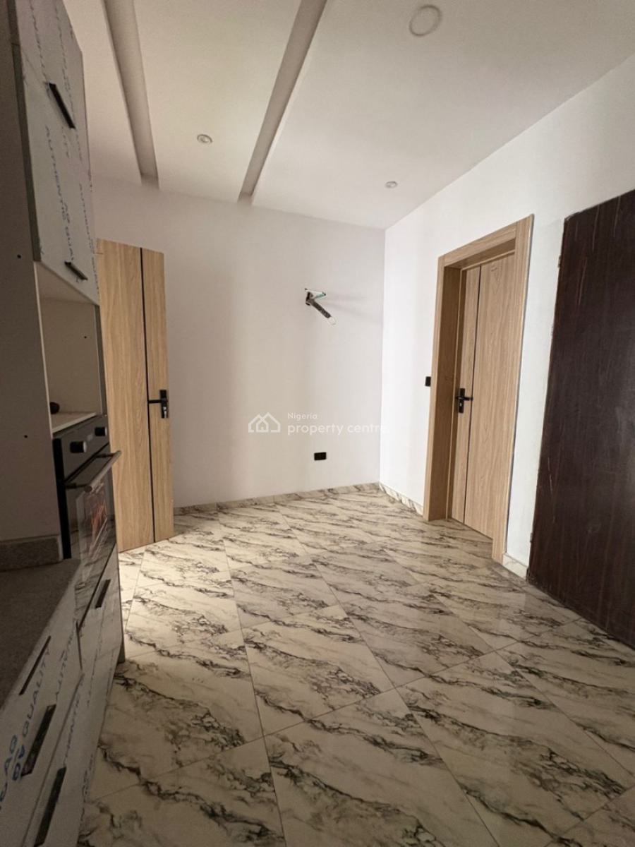 Well-renovated 3-bedroom Apartment with Laundry Room, Lekki, Lagos, Flat / Apartment for Sale