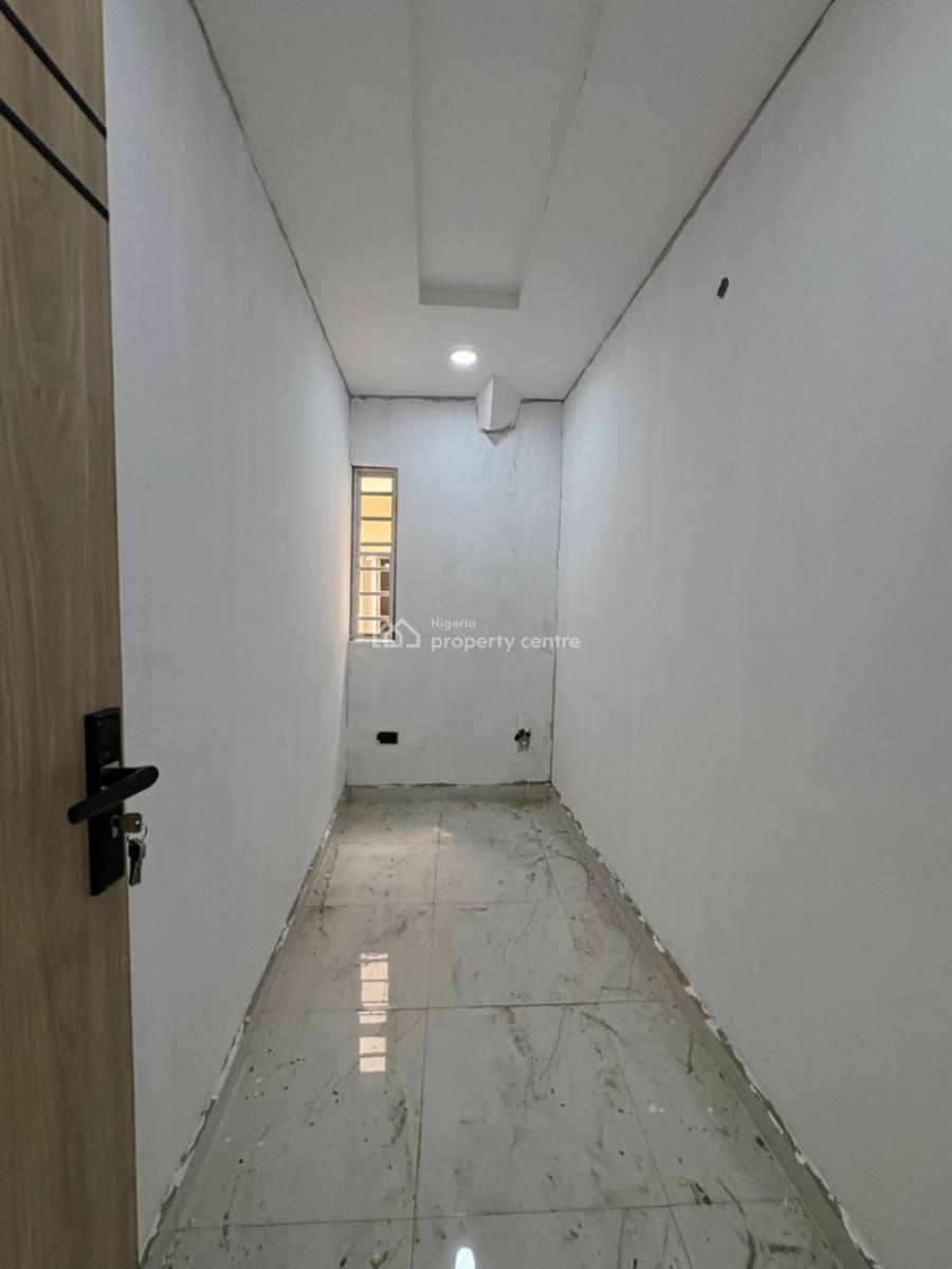 Well-renovated 3-bedroom Apartment with Laundry Room, Lekki, Lagos, Flat / Apartment for Sale