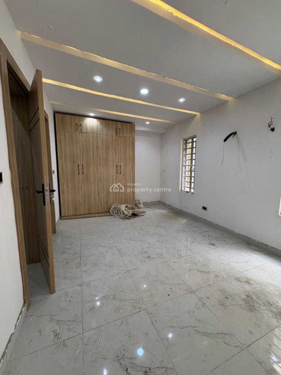 Well-renovated 3-bedroom Apartment with Laundry Room, Lekki, Lagos, Flat / Apartment for Sale