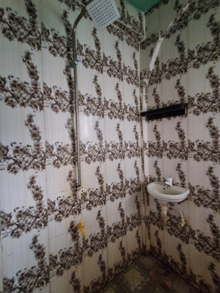 a Spacious 1bedroom Flat Upstairs, Badore Ajah, Ajah, Lagos, Flat / Apartment for Rent