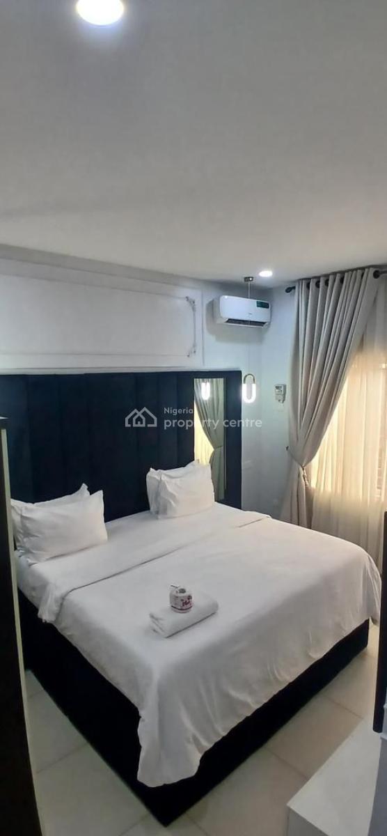 Minimalist En-suite 3-bedroom Apartment with Parking Space & Wi-fi, Lekki, Lagos, Flat / Apartment Short Let
