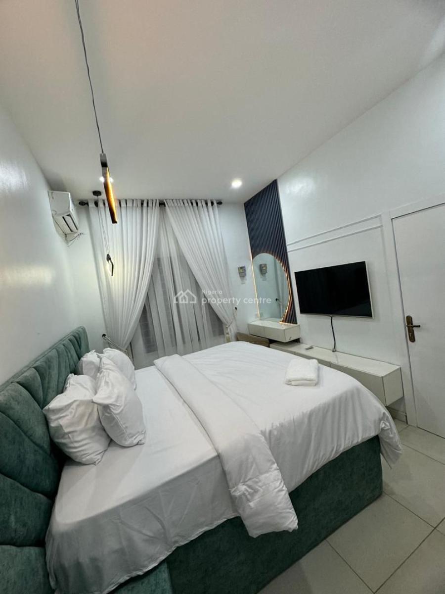 Minimalist En-suite 3-bedroom Apartment with Parking Space & Wi-fi, Lekki, Lagos, Flat / Apartment Short Let