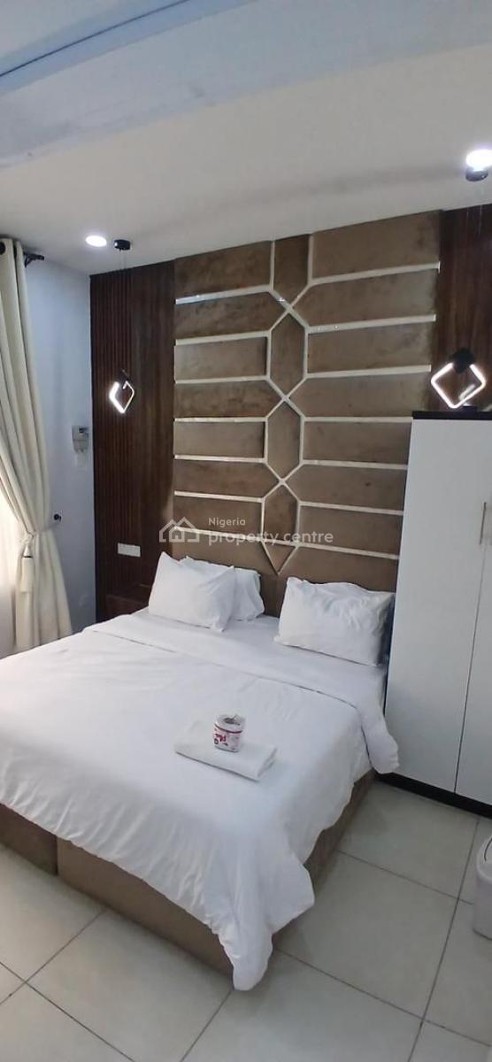 Minimalist En-suite 3-bedroom Apartment with Parking Space & Wi-fi, Lekki, Lagos, Flat / Apartment Short Let