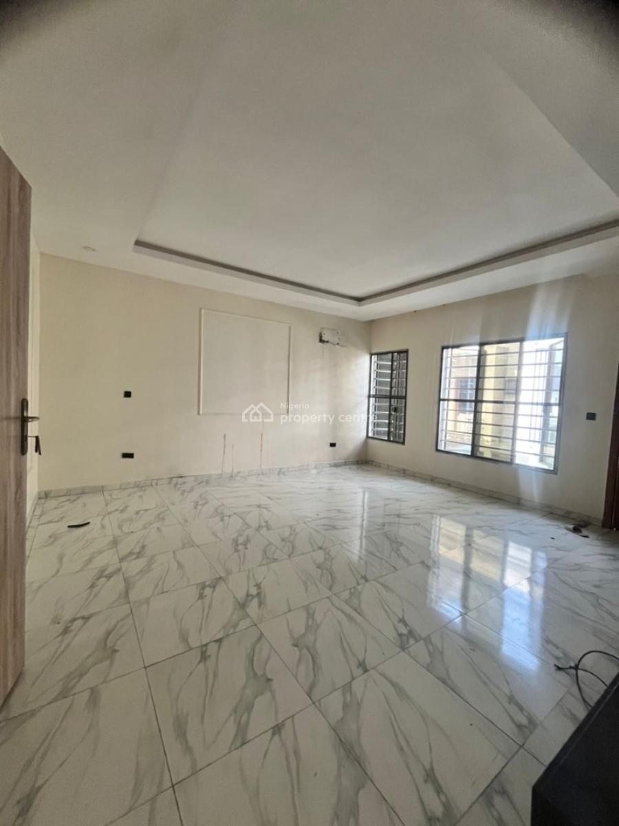 Spacious Master Bedroom Upstairs Serviced, Orchid Road Eleganza Bustop, Lekki, Lagos, Flat / Apartment for Rent