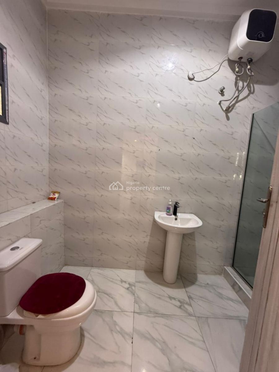 Spacious Master Bedroom Upstairs Serviced, Orchid Road Eleganza Bustop, Lekki, Lagos, Flat / Apartment for Rent