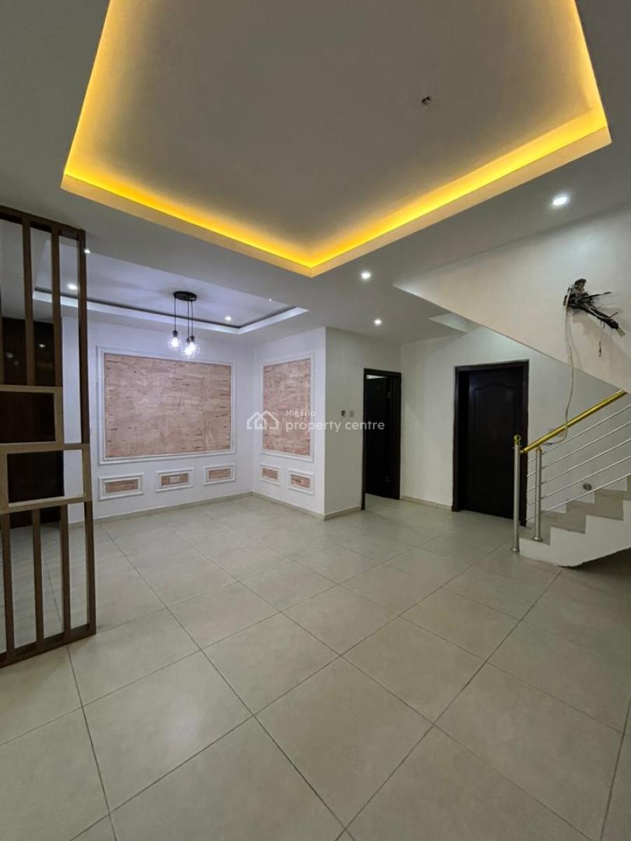 Well Maintained Four (4) Bedroom Mansionnaite with a Room Bq, Off Platinum Way, Lekki Phase 1, Lekki, Lagos, Flat / Apartment for Rent