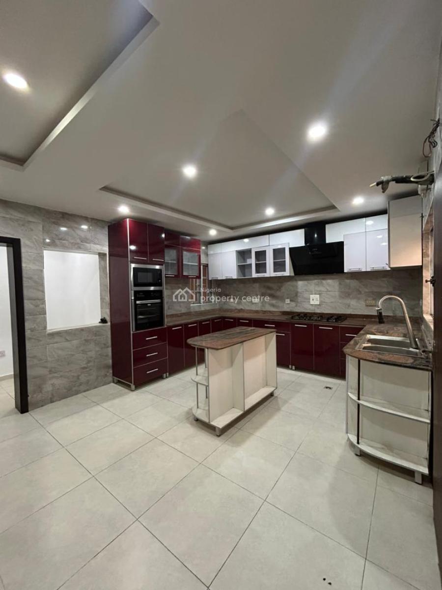 Well Maintained Four (4) Bedroom Mansionnaite with a Room Bq, Off Platinum Way, Lekki Phase 1, Lekki, Lagos, Flat / Apartment for Rent